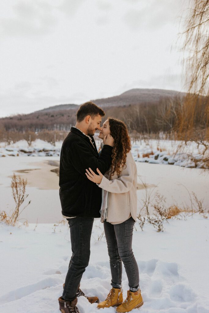 photo de couple dans un paysage enneigé