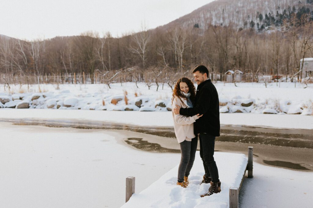 une séance photo de couple hivernale